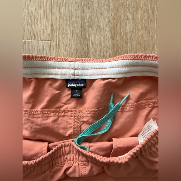 Patagonia Barely Baggies Shorts - 2 1/2" Size Medium Excellent Condition - Picture 3 of 5